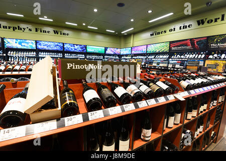 Des bouteilles de vin à l'affiche au Dan Murphy's Liquor Store, Péruwelz, New South Wales, NSW, Australie Banque D'Images