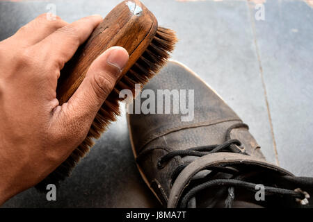 Le polissage de l'homme chaussures noires avec brosse Banque D'Images