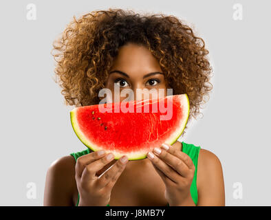 Belle African American Woman olding une pastèque fruits sur ses mains Banque D'Images