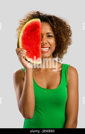 Belle African American Woman olding une pastèque fruits sur ses mains Banque D'Images