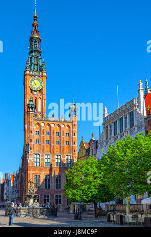 Rue de l'une des plus belles ville avec la renaissance de l'ancien hôtel de ville de Gdansk, en Pologne. Banque D'Images