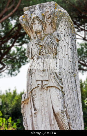 Statue romaine Minerva - Vittoria Alata - Victoire de Samothrace - situé dans le site archéologique de Ostia Antica - Rome - Italie Banque D'Images