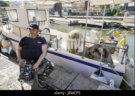 Viareggio (Toscane), station balnéaire, retour des bateaux de pêche dans le port-canal Burlamacca, vente directe de poissons sur le dock Banque D'Images