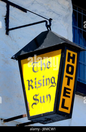 Lynmouth une ville balnéaire sur la côte nord du Devon et d'Exmoor Le Soleil Levant Pub Banque D'Images