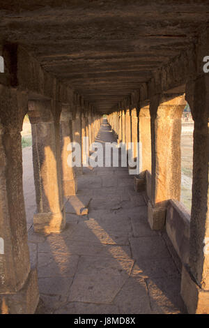Promenade le long du pied à Banashankari Second Stage temple, Badami, Karnataka Banque D'Images