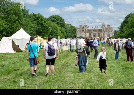 Visiteurs à la 17e siècle re-enactment organisé par le hogan-vexel à charlton park près de Malmesbury, Wiltshire, Royaume-Uni. Banque D'Images