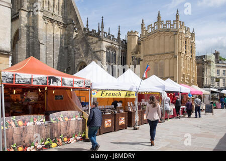 Un marché de producteurs artisanaux à l'extérieur de l'église de Saint-Jean le Baptiste dans le marché de Cirencester, Gloucestershire, Royaume-Uni. Banque D'Images