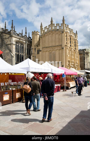 Un marché de producteurs artisanaux à l'extérieur de l'église de Saint-Jean le Baptiste dans le marché de Cirencester, Gloucestershire, Royaume-Uni. Banque D'Images