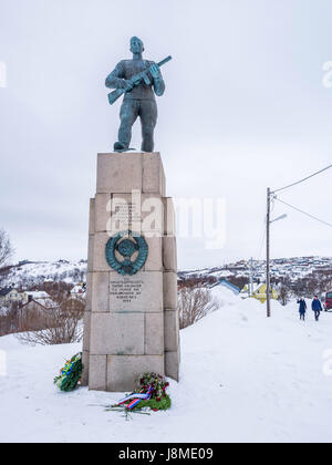 Liberation monument soviétique, à Kirkenes, Norvège, commémorant la libération de Kirkenes de l'occupation allemande le 25 octobre 1944. Banque D'Images