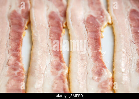 Bande de matières premières fraîches bacon close up, selective focus Banque D'Images