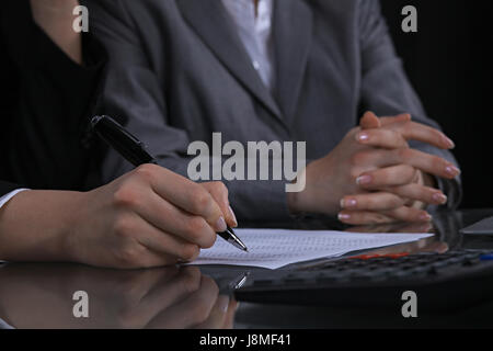 Groupe d'affaires ou d'avocats à réunion. L'éclairage à faible clés Banque D'Images