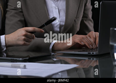 Groupe d'affaires ou d'avocats à réunion. L'éclairage à faible clés Banque D'Images