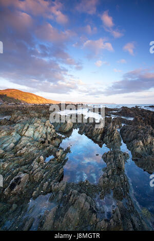Coucher de soleil sur la plage de Portwrinkle Cornwall UK Banque D'Images