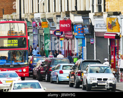 Commerces, bus et de trafic dans un Woodgrange Road, Forest Gate, Londres E7 Banque D'Images