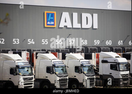 Centre de distribution d'ALDI avec baies livraison camions poids lourds à Bolton, Lancashire, gtr Manchester, UK. Banque D'Images