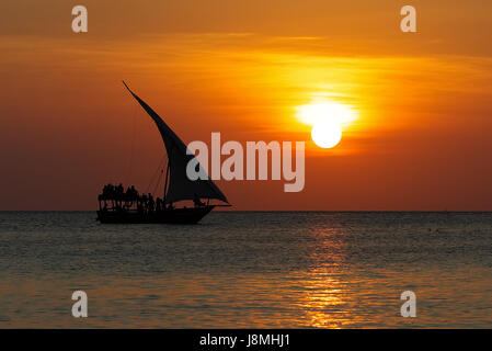 Magnifique coucher de soleil capturé au nord de Zanzibar, Tanzanie, Afrique. Voilier de passage. Banque D'Images