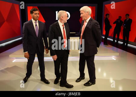 Leader du travail Jeremy Corbyn (centre) avec Jeremy Paxman (droite) et Sky News rédactrice politique Faisal Islam lors d'une chaîne 4 et Sky News générale programme enregistré à Sky studios à Osterley, à l'ouest de Londres. Banque D'Images