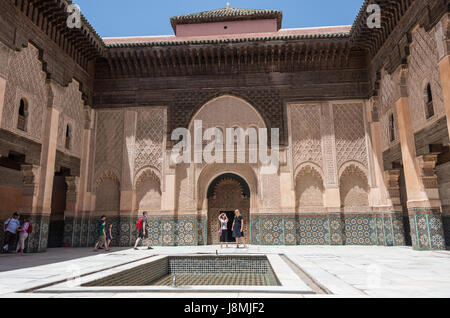 Marrakech, Maroc - 3 mai 2017 : les touristes dans la cour intérieure de la Médersa Ben Youssef, Marrakech,Maroc Banque D'Images