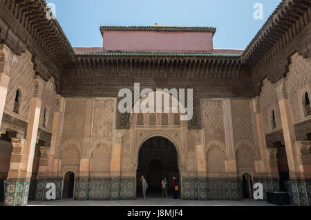 Marrakech, Maroc - 3 mai 2017 : les touristes dans la cour intérieure de la Médersa Ben Youssef, Marrakech,Maroc Banque D'Images