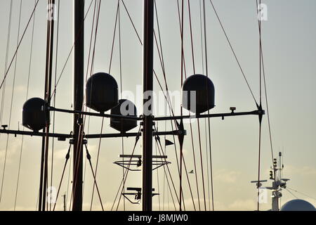 Mâts et des cordes et des communications et d'antennes radar de voiliers en faible lumière au crépuscule. Banque D'Images