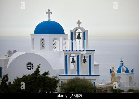 L'île volcanique de Santorin, l'une grecque des Cyclades dans la mer Égée. Ancienne église d'Éxo Goniá, bleu, blanc, en forme de dôme, clocher de l'église, Banque D'Images