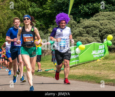 Porteur dans l'Edinburgh Festival Marathon 2017 à Gosford Estate, East Lothian, Scotland, UK au Mile 18, avec l'homme en marche pour la charité en perruque violette Banque D'Images