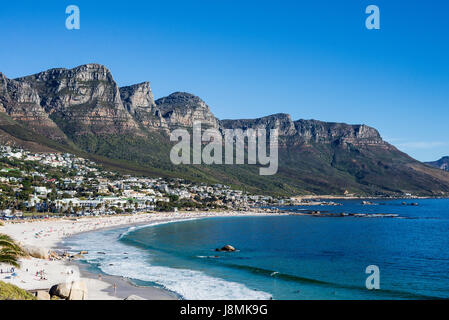 Douze Apôtres gamme de montagne à côté de la Montagne de la table plus à Camps Bay, Cape Town, Afrique du Sud Banque D'Images