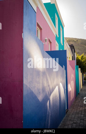 En raison de l'ensoleillement les murs colorés des maisons du quartier de Bo-Kaap à Cape Town, Afrique du Sud Banque D'Images