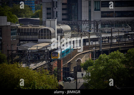 Anciennement London Road station, la gare Manchester Piccadilly île à travers 13 et 14 dans la plate-forme, Manchester, Angleterre, Banque D'Images