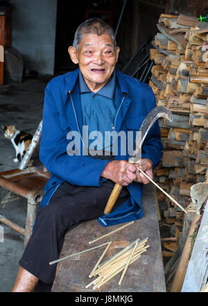 Yuzhong, Zhejiang, Chine. Vieil homme faire de baguettes. Banque D'Images