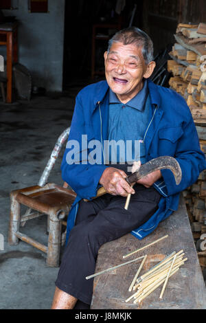 Yuzhong, Zhejiang, Chine. Vieil homme faire de baguettes. Banque D'Images