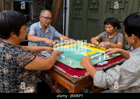 Cangpo, Zhejiang, Chine. Les résidents locaux jouer mahjong. Banque D'Images
