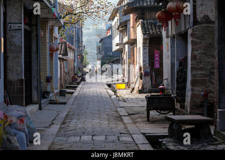 Cangpo, Zhejiang, Chine. Scène de rue, en fin d'après-midi. Banque D'Images