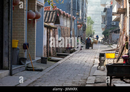 Cangpo, Zhejiang, Chine. Scène de rue, en fin d'après-midi. Banque D'Images