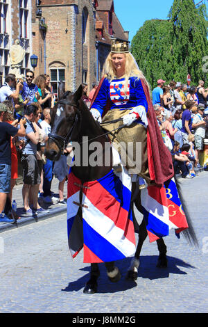 Une femme sur un cheval brun pendant la Procession du Saint-Sang à Bruges, Belgique Banque D'Images