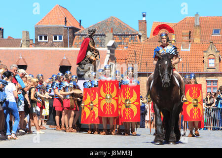 Les légionnaires de la traction d'une statue en bois de Jésus Christ pendant la Procession du Saint-Sang à Bruges, Belgique Banque D'Images