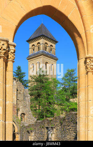 Le clocher de l'Église d'Orval (1948) au milieu du 12ème siècle, ruines de l'ancienne cathédrale d'Abbaye d'Orval à Villers-devant-Orval, en Belgique Banque D'Images