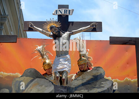 Acteurs qui jouent des soldats romains accrocher une statue de Jésus sur un crucifix à la procession du Vendredi Saint 2014 à San José, Costa Rica. Banque D'Images