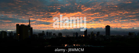 Nairobi's modern skyline pendant le lever du soleil. Banque D'Images