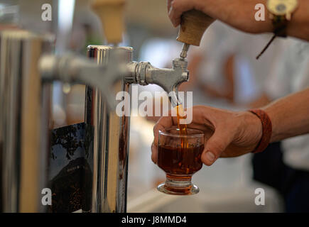 Un barman verse une bière au Costa Rica's Craft Beer Festival. Banque D'Images