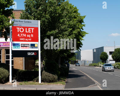 Agents immobiliers entrepôt industriel et unités de bureau soit par le signe Banque D'Images