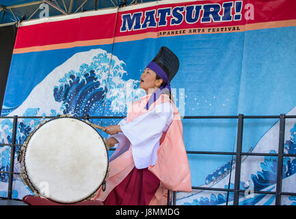 Membre de TenTen Taiko taiko jouant sur scène lors de l'Assemblée Matsuri ! Festival des arts japonais à Santa Rosa, en Californie. Banque D'Images