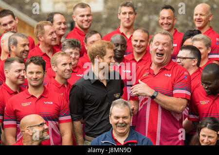 Le prince Harry pose pour une photo de groupe avec des athlètes comme il assiste au lancement de l'équipe des Jeux du Royaume-uni Invictus à la Tour de Londres. Banque D'Images