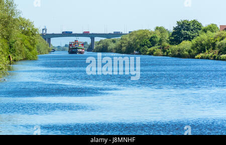 Une vue de l'nowdrop "cruiser plaisir' en approche à Latchford se bloque à Warrington après avoir passé sous le M6 sur le Viaduc Thelwall Banque D'Images