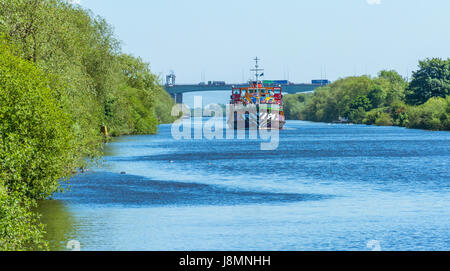 Une vue de l'nowdrop "cruiser plaisir' en approche à Latchford se bloque à Warrington après avoir passé sous le M6 sur le Viaduc Thelwall Banque D'Images