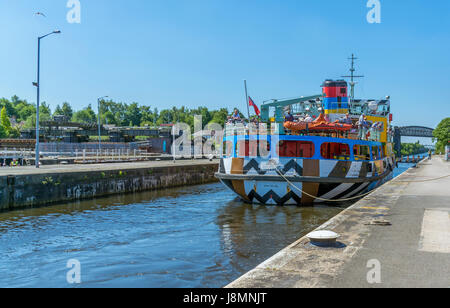 Vue sur le plaisir des nowdrop "cruiser navigation le long de la Manchester Ship Canal et passant Latchford se bloque à Warrington. Banque D'Images