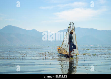 Pêcheur birman sur bambou voile prendre du poisson en mode traditionnel avec des net. Lac Inle, Myanmar (Birmanie), travel destination Banque D'Images