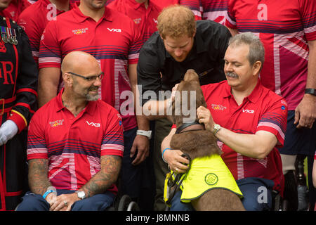 Le prince Harry pose pour une photo de groupe avec des athlètes comme il assiste au lancement de l'équipe des Jeux du Royaume-uni Invictus à la Tour de Londres. Banque D'Images