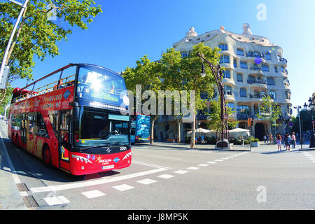 Barcelone, Espagne - 25 mai, 2017 : Double-decker bus touristique et La Pedrera de Gaudi bâtiment emblématique dans le Passeig de Gràcia. Copie espace vide Banque D'Images