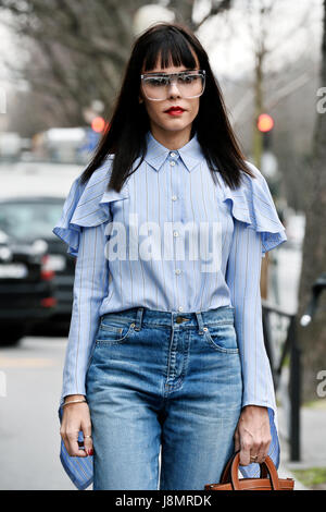 Alanna Arrington en dehors de Vanessa Seward, 2017 Fashion Week de Paris, France Banque D'Images